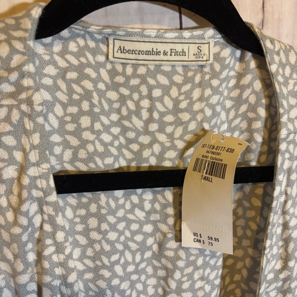 Abercrombie and Fitch Short Sleeve Elegant Patterned Gray Wrap Dress NWT Small - Picture 4 of 7
